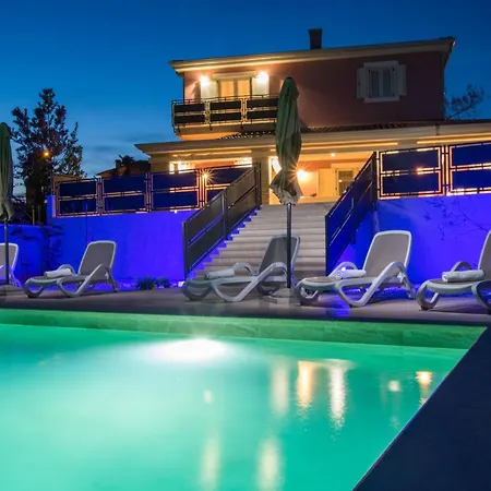 Violette Mit Pool Nahe Stadtzentrum