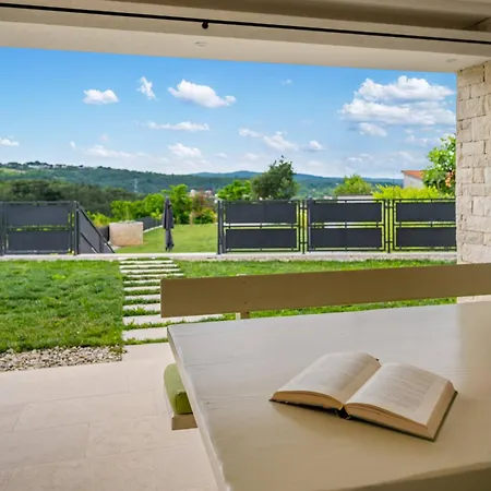 Violette Mit Pool Nahe Stadtzentrum Holiday home